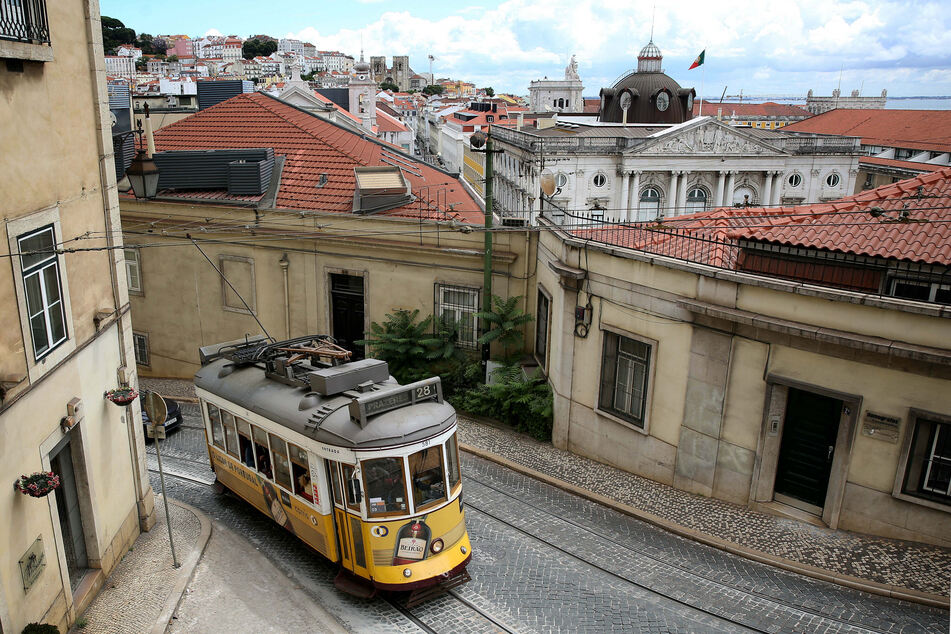 Blick auf die Altstadt Lissabons. Die Inzidenz in Portugal stieg innerhalb eines Tages von 128,6 auf 137,5 an.