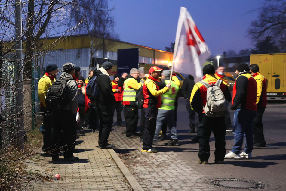 Nach dem Warnstreik in der vergangenen Woche legen Postmitarbeiter in ausgewählten Berliner Betrieben auch am heutigen Donnerstag die Arbeit nieder. (Archivfoto)