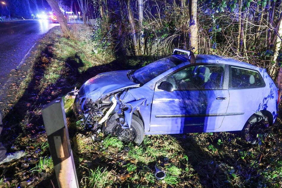 Der VW landete nach der Kollision mit dem Baum in einem Straßengraben.