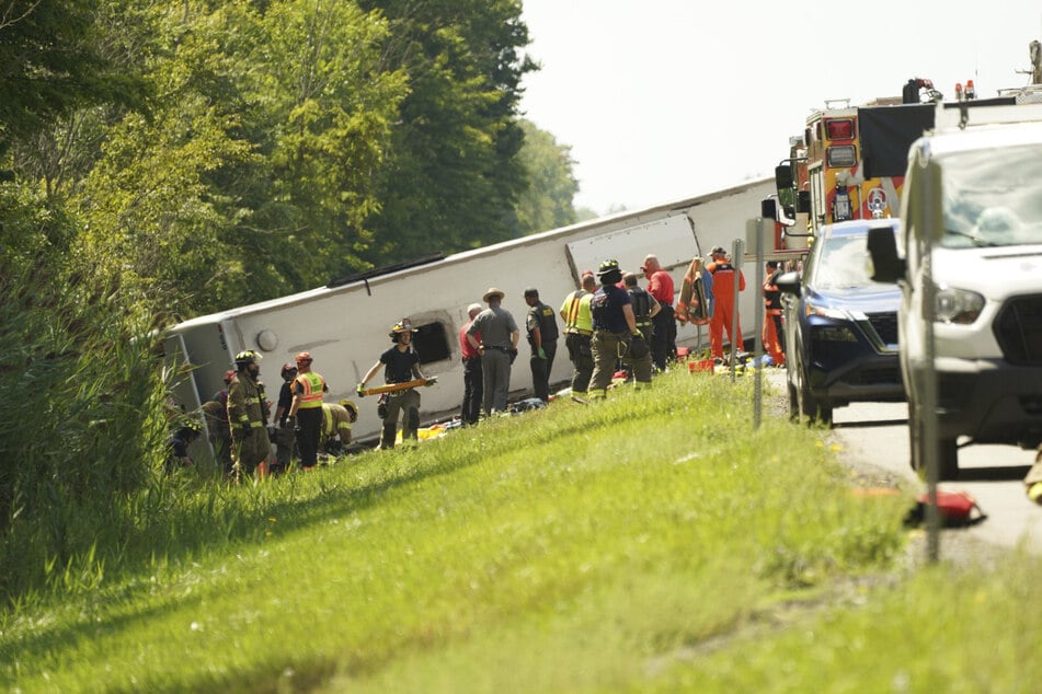 Der Bus überschlug sich und blieb auf der Beifahrerseite liegen.