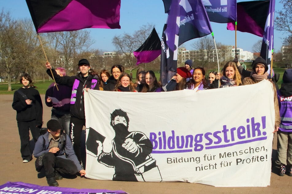 Dresden: Schülerinnen gehen gegen Sexismus und Kapitalismus auf die Straße