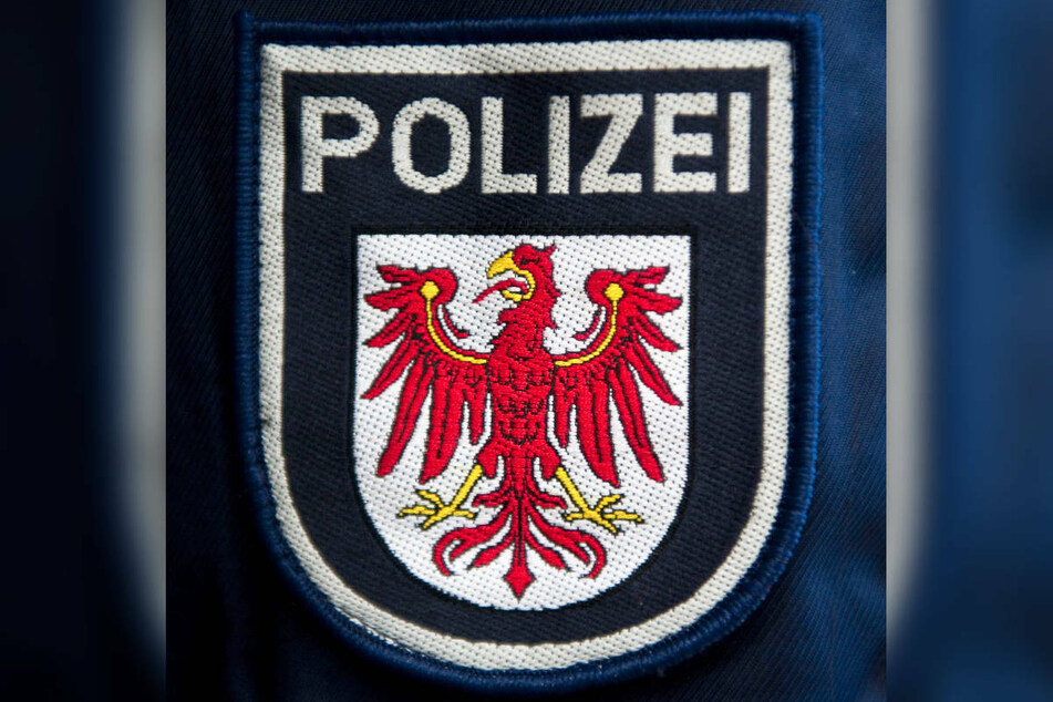 Die Brandenburger Polizei ermittelt unter anderem wegen des Verdachts des Verstoßes gegen das Waffengesetz gegen einen Mann aus den eigenen Reihen.