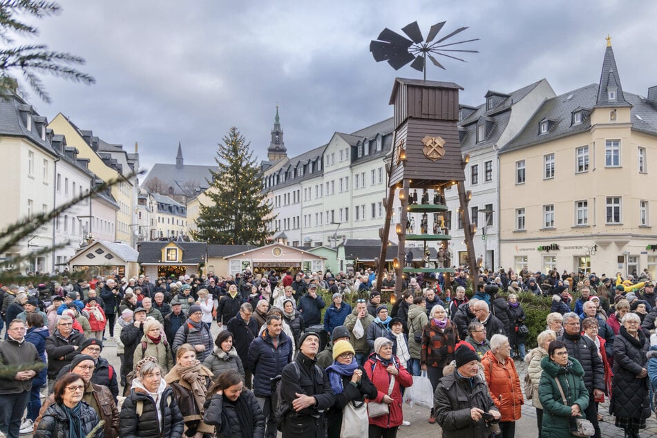 Beim Schneeberger Lichtelfest erlebten die amerikanischen Besucher erstmals einen original erzgebirgischen Advent mit.