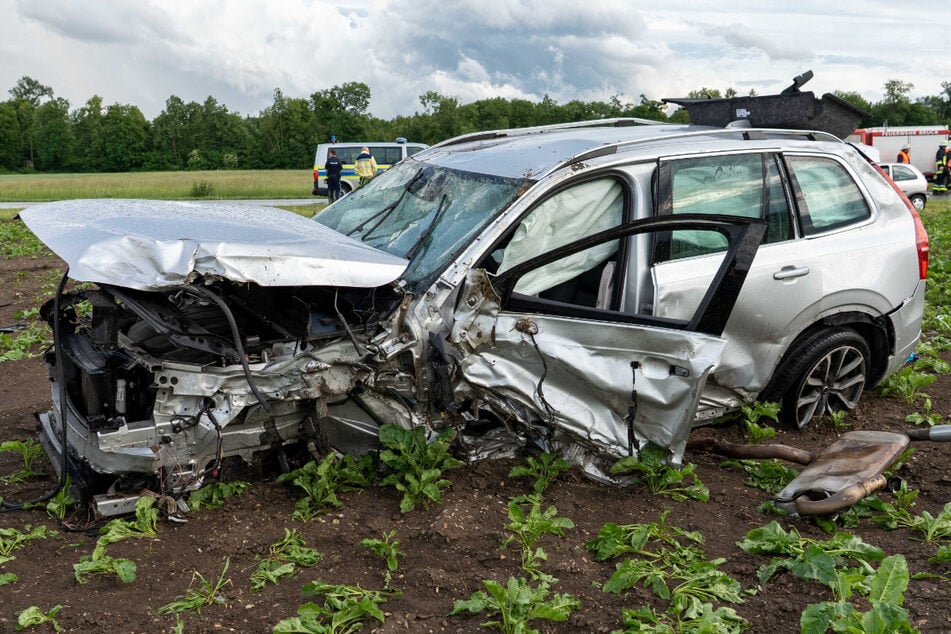 Ausgelöst hatte den Unfall ein 70 Jahre alter Mann, der mit seinem Volvo zu einem Überholmanöver ausgeschert war.