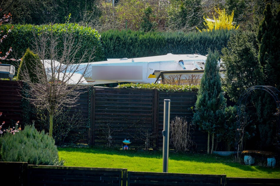 Flugzeug stürzt in Garten: Zwei Männer verletzt