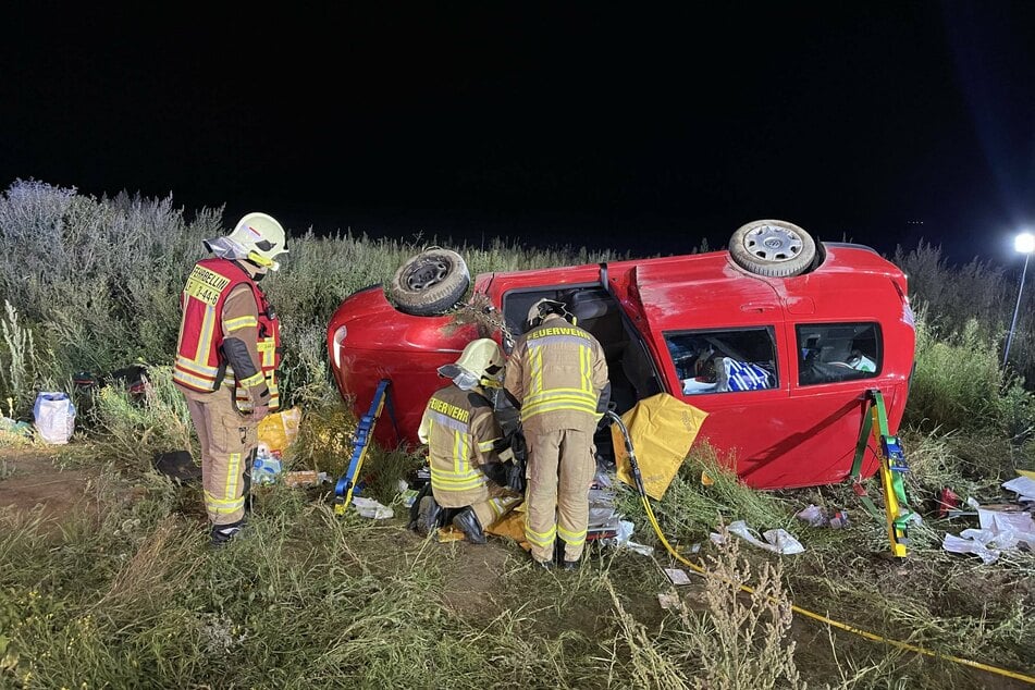 Rettungskräfte konnten die Fahrerin aus dem komplett demolierten VW befreien.