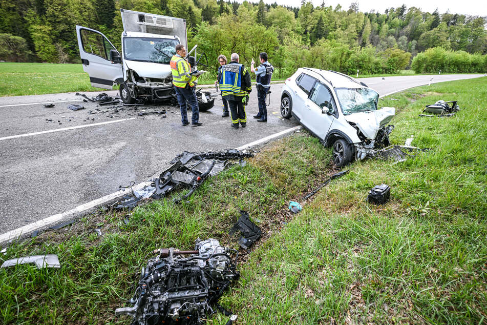 Die Trümmerteile verteilten sich auf der Fahrbahn.