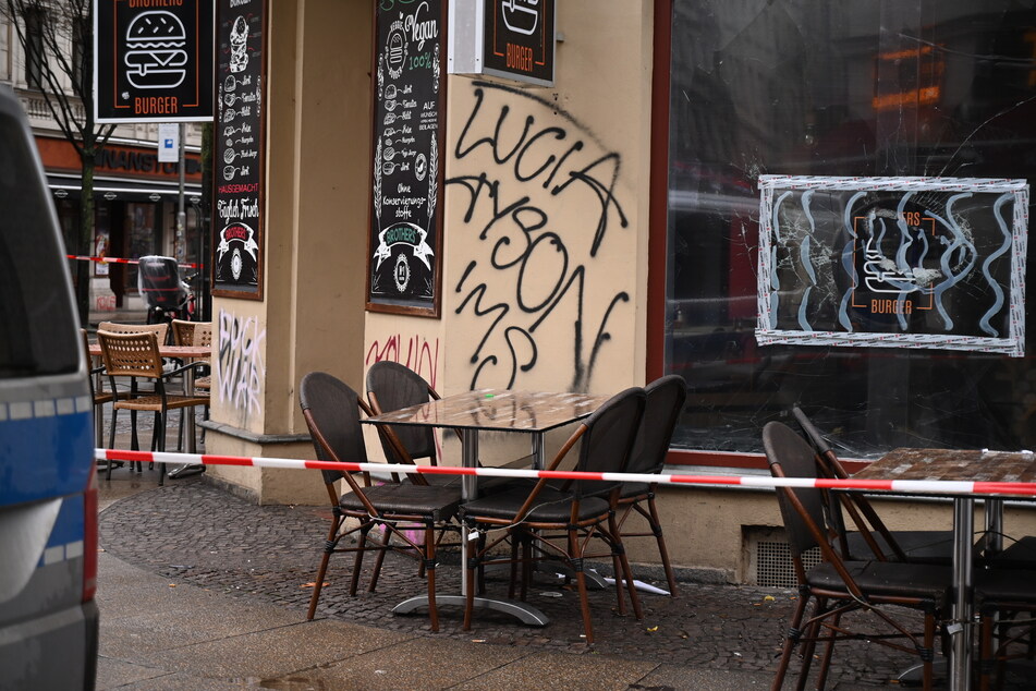 Der Tag danach: Das "Brothers"-Cafè ist mit Flatterband abgesperrt.