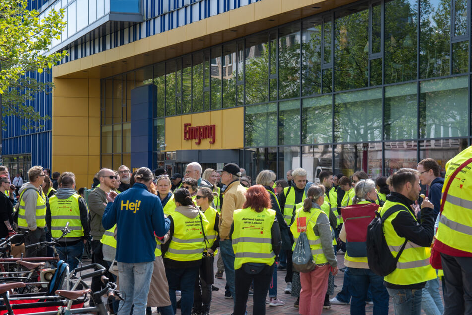 Vor Ikea in Hamburg-Altona sammelten sich zahlreiche Streikende.