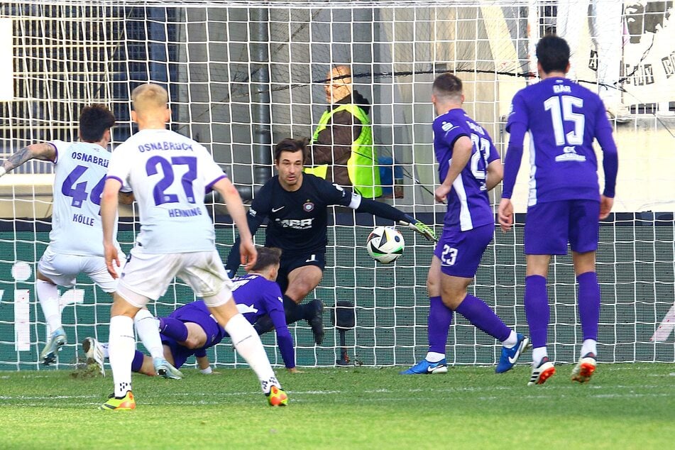 Knifflige Szene in der Nachspielzeit: Aues Pascal Fallmann köpfte die Kugel an seinem Keeper Martin Männel vorbei. Er reagierte blitzschnell, hechtete zurück und griff sich das Leder.