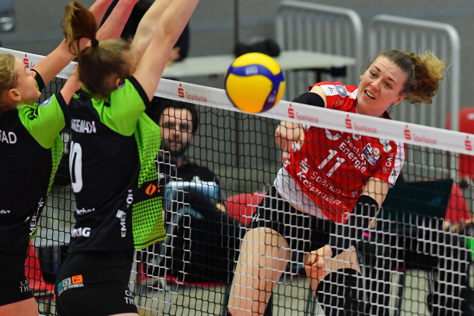 Maja Storck (22) schlägt hier gegen Aachen zu.