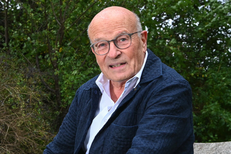 Volker Schlöndorff (82) sitzt bei einem Fototermin im Garten seines Hauses in Babelsberg. Der Regisseur bewertet das Ergebnis der Bundestagswahl nach eigenen Worten positiv.