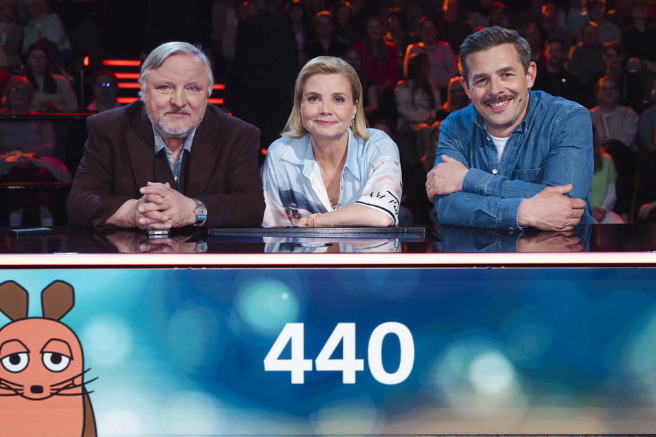Axel Prahl (66, v.l.), Teamkapitänin Annette Frier (52) und Klaas Heufer-Umlauf (42) sind ein Rateteam in der Großen-Maus-Show.