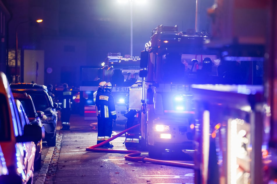 Brand mit zwei Verletzten in Nürnberg: Bewohner retten sich in Linienbus