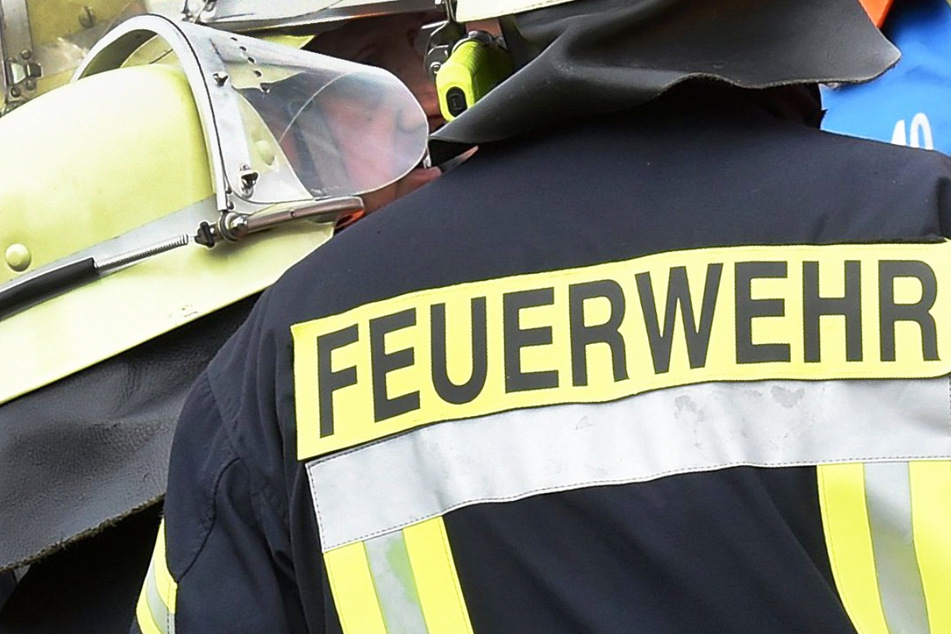 Brand in Bayern: Die Feuerwehr rückte aus, brachte die Flammen demnach vor Ort schnell unter Kontrolle. (Symbolbild)
