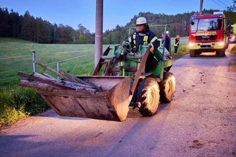 Dieser grüne Radlader stürzte auf den 42-Jährigen. Das Gerät wurde von der Feuerwehr abtransportiert.