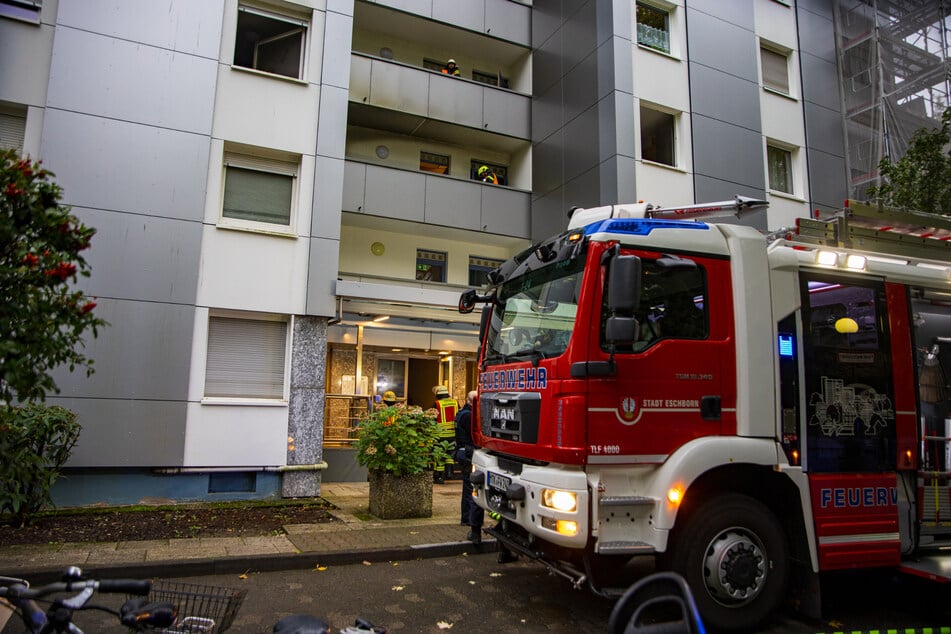 Mehrere Wohnungen in dem Hochhaus im südhessischen Eschborn sind bis auf Weiteres nicht mehr bewohnbar.