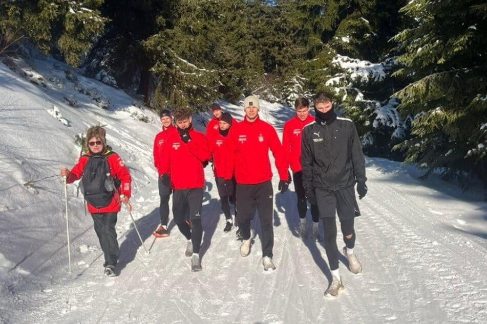 Wieder mittendrin statt nur dabei: Max Somnitz' (3.v.r.) Weg zurück in die Startelf führt auch über den Fichtelberg, wohin die Schwäne am Donnerstag ihr Training verlegt hatten.