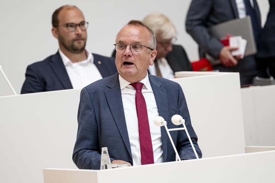 Brandenburgs Verkehrsminister Detlef Tabbert (65, BSW) sieht Entwicklungschancen im Flugplatz Neuhardenberg.
