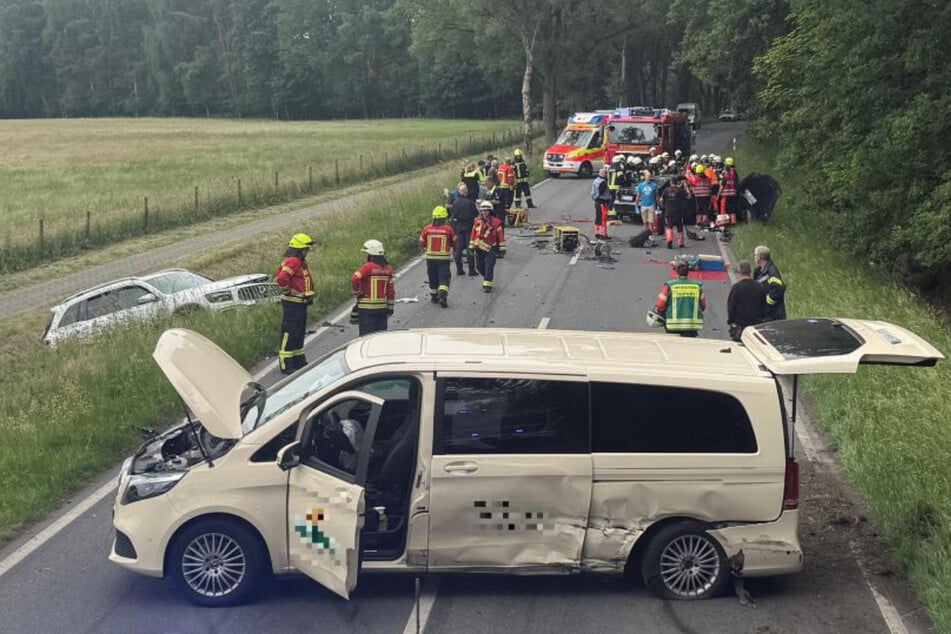 Die Straße glich nach einem Unfall im Landkreis Stade einem Trümmerfeld.