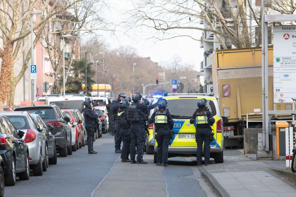 Die Polizei ist mit einem Großaufgebot vor Ort.