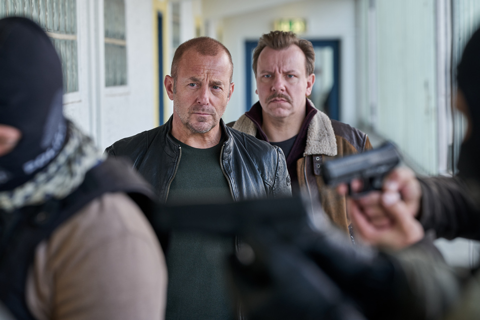 Ingo Thiel (Heino Ferch, 57, l.) und Winni (Ronald Kukulies, r.) stürmen zusammen mit dem SEK Lorenzo Costas (Riccardo Ferreira) Wohnung. Ferch drehte in Kalabrien für den Film "Die Spur der Mörder", der als Vorlage die Mafiamorde von Duisburg aus dem Jahr 2007 hat.
