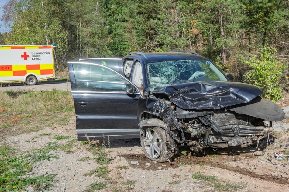 In dem VW befanden sich drei Personen: Der 68-jährige Fahrer, eine ebenfalls 68-jährige Frau und ein vierjähriges Kind.
