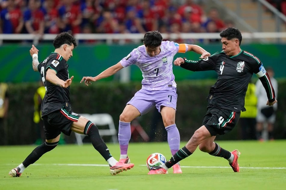 Edson Alvarez (28, r.) führte Mexiko bei der aktuellen Fußball-WM zweimal als Kapitän aufs Feld.