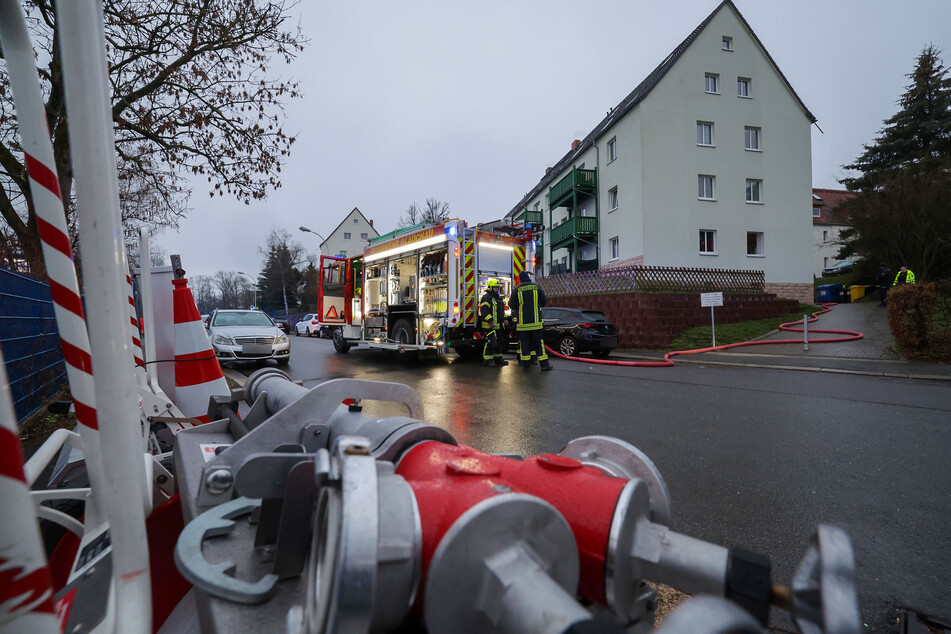 Die Feuerwehr rückte am Samstagmorgen zu einem Mehrfamilienhaus in der Dresdner Straße in Glauchau aus.