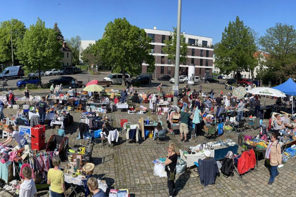 Auf dem Eutritzscher Markt bieten am Samstag mehrere Händler ihre Schmuckstücke an.