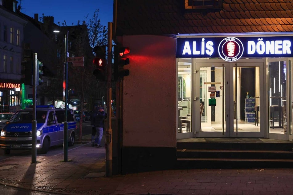 Aus diesem Dönerimbiss an der Friedrichstraße soll der 30-Jährige das Messer genommen haben, mit dem er später einen 61-Jährigen niedergestochen haben soll.