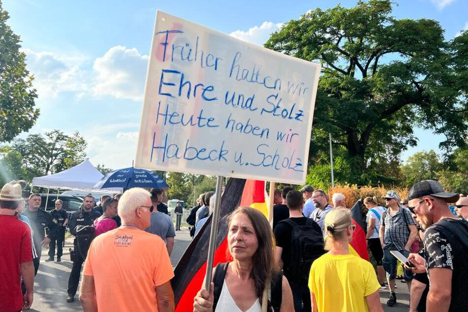 Bei Olaf Scholz' Besuch in Magdeburg hatten sich zahlreiche Gegendemonstranten eingefunden.