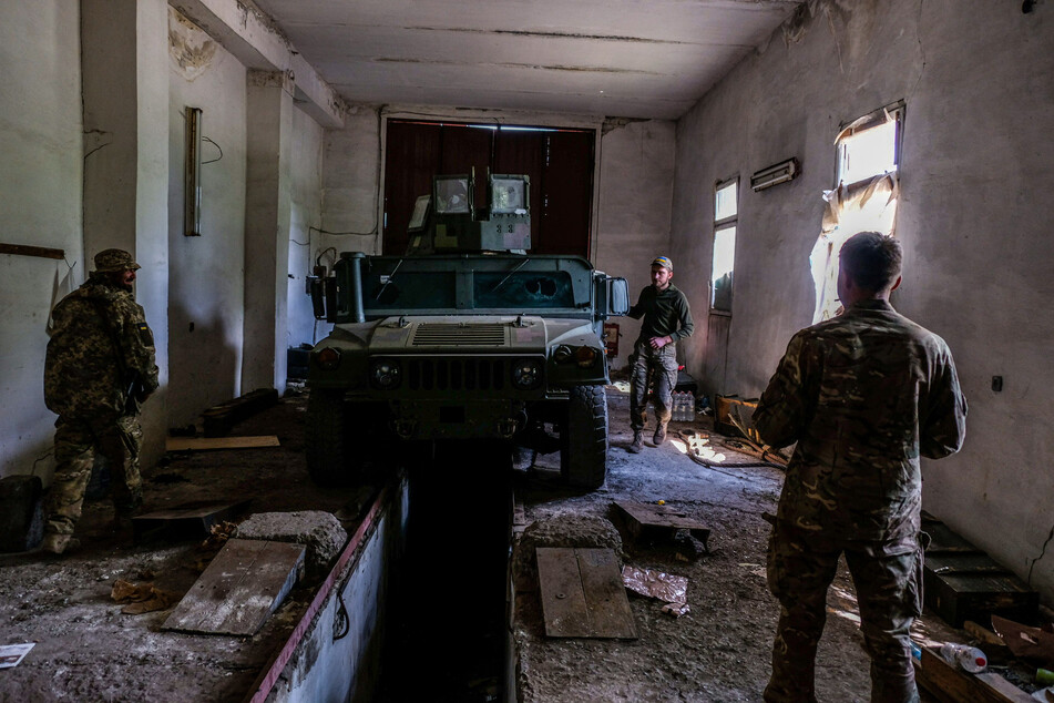 Soldaten bereiten sich in Lyssytschansk mit einem gepanzerten Fahrzeug mit aufmontierten Maschinengewehren auf den Einsatz an der Front vor.