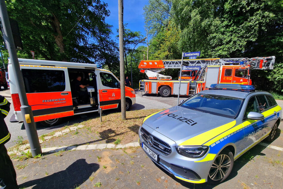 Die Feuerwehr rückte mit einem Großaufgebot in Hamburg-Niendorf an.
