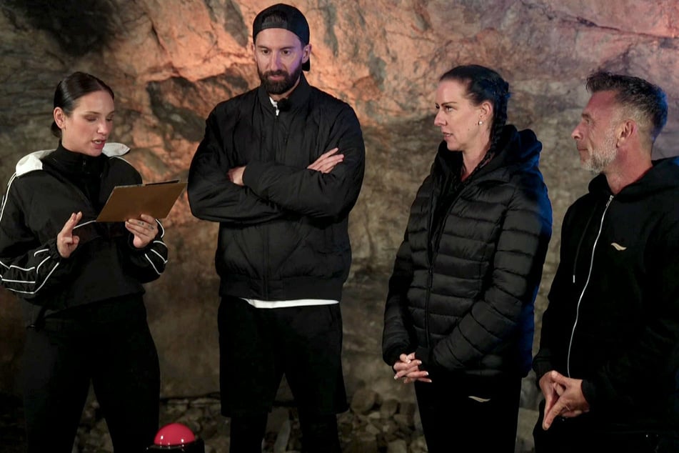 Liza (36, l.) und Sebi (40, 2.v.l.) können sich in der Exit-Challenge den Sieg sichern und gewinnen damit gegen "Texas Patti" (44) und Patrick.