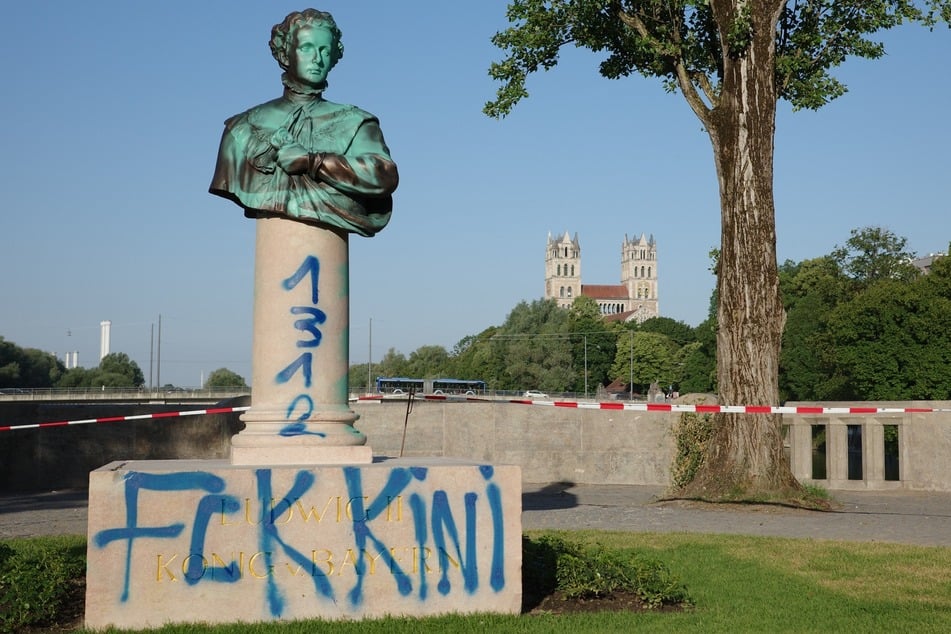 Kaum enthüllt, schon verschandelt: das neue Denkmal für Ludwig II. an der Corneliusbrücke in München.