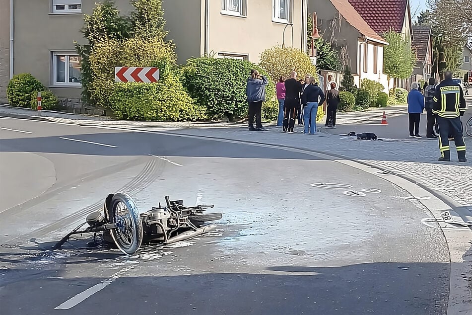 Nach einer Kollision in Etzleben geriet ein Moped in Brand. Dabei wurde eine 16-Jährige lebensbedrohlich verletzt.