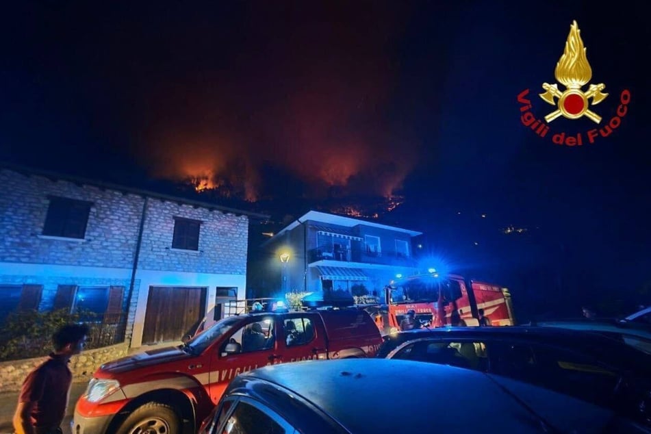 ... die Feuerwehr ist in der Gemeinde am Westufer des Gardasees im Großeinsatz.
