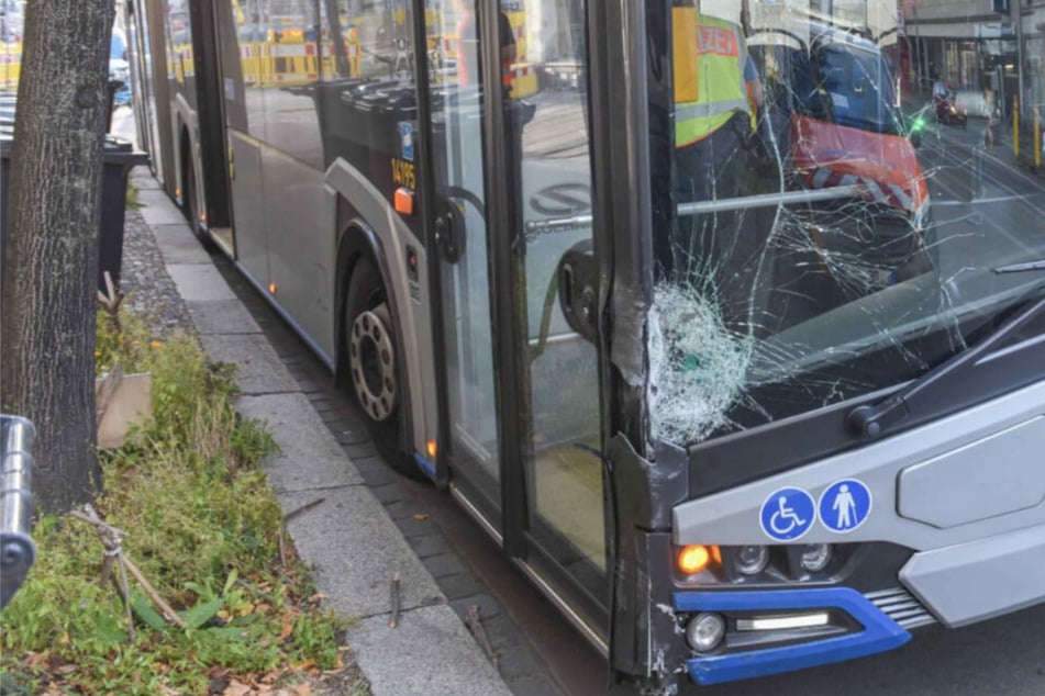 Bus und Caddy im Leipziger Osten zusammengestoßen: Polizei ermittelt gegen 46-Jährige