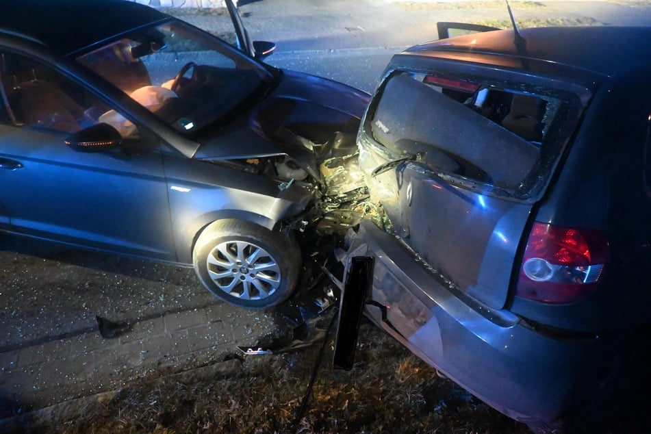 Die Seat-Fahrerin (41) krachte mit Wucht in das geparkte Auto.