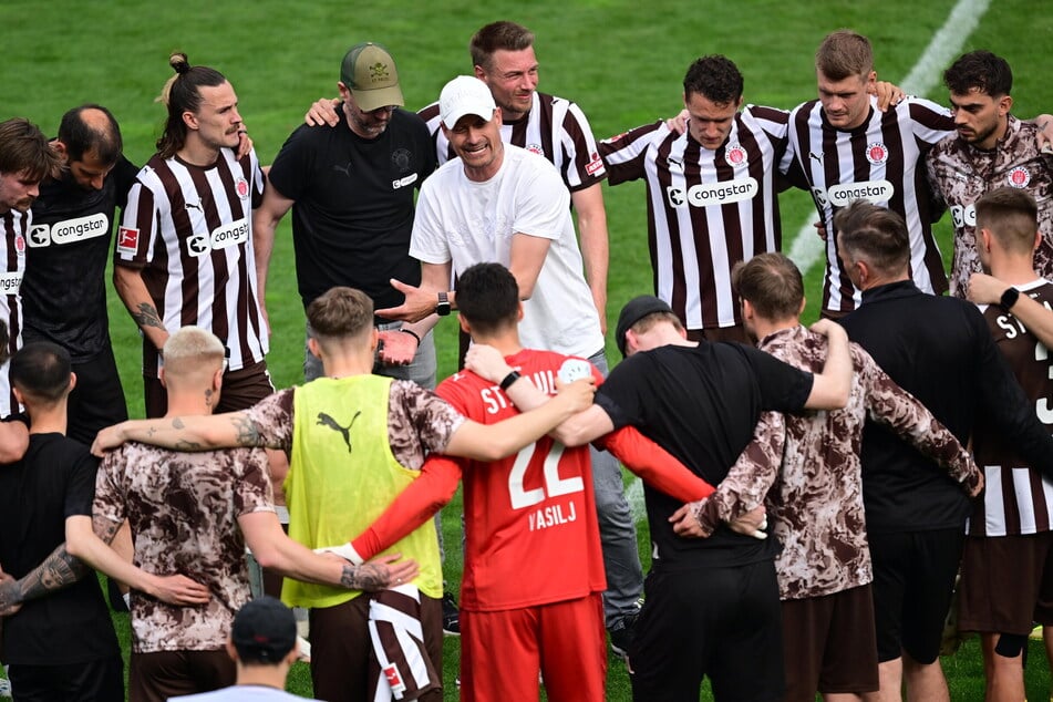 St.-Pauli-Spieler und Trainer sind sich einig: Nur gemeinsam schafft man es aus der Krise.
