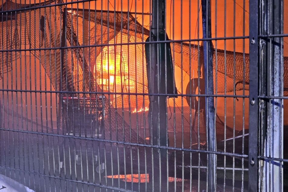 Die Brandursache ist aktuell noch unbekannt.