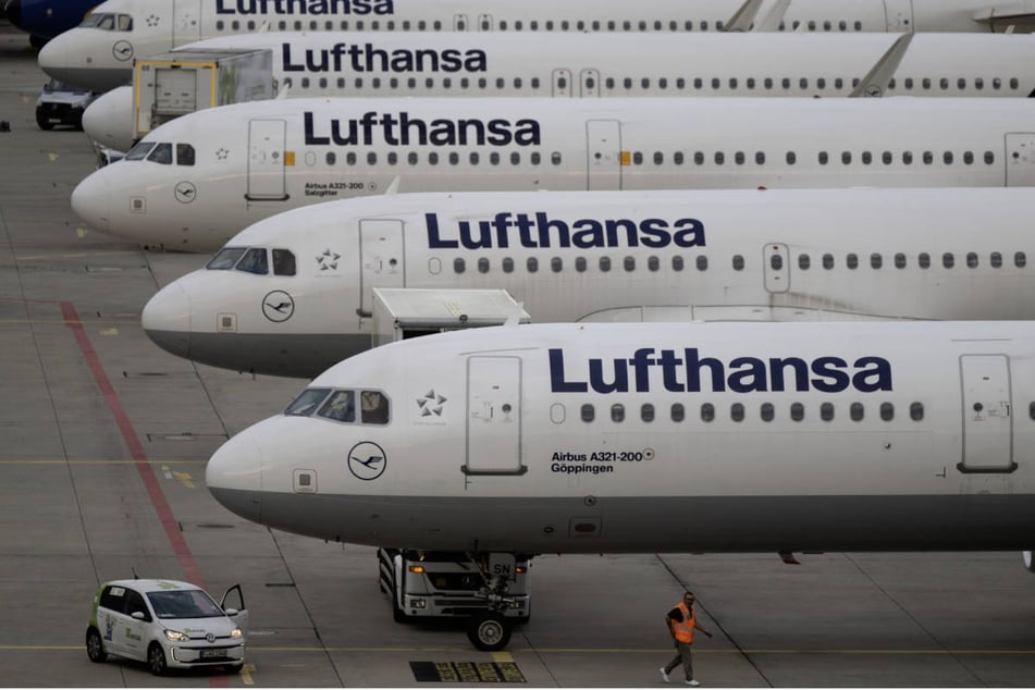 Am Frankfurter Flughafen stauen sich Flugzeuge wie auch Passagiere. (Archivbild)