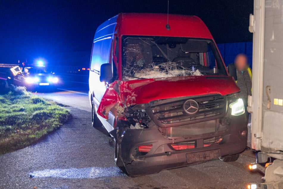 Unfall A4: Unfall auf A4 in Mittelsachsen: Transporter kracht gegen Lkw