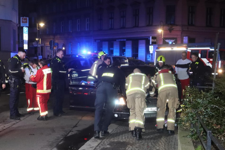 Rettungskräfte sowie die Polizei sind am Unfallort am Mariannenplatz in Berlin eingetroffen.