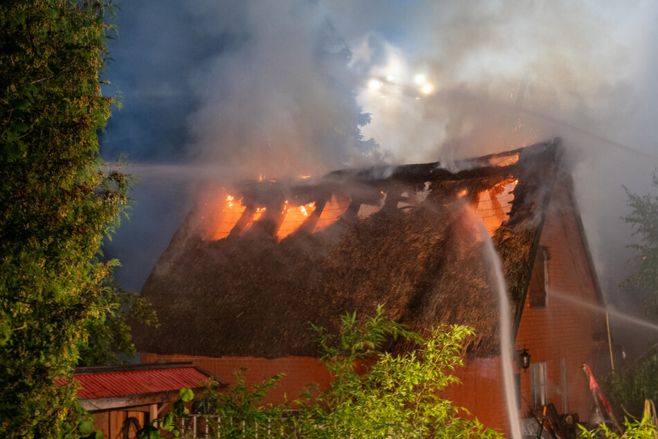 Über 200 Jahre alt: Reetdachhaus steht lichterloh in Flammen!