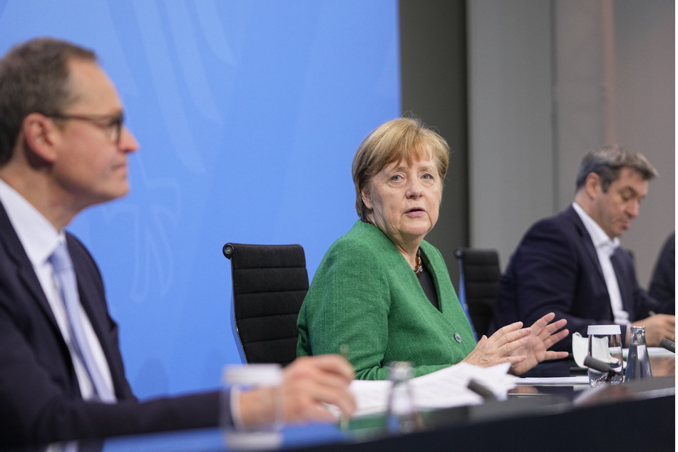 Berlins Regierender Bürgermeister Michael Müller (56, SPD, links) rechnet damit, dass die Nachschärfung des Infektionsschutzgesetztes bis zu zwei Wochen dauern könnte. Den gewohnten Corona-Gipfel mit Angela Merkel (66) und Ministerpräsidenten wie Markus Söder (54, CSU, rechts) gibt es diesmal nicht.