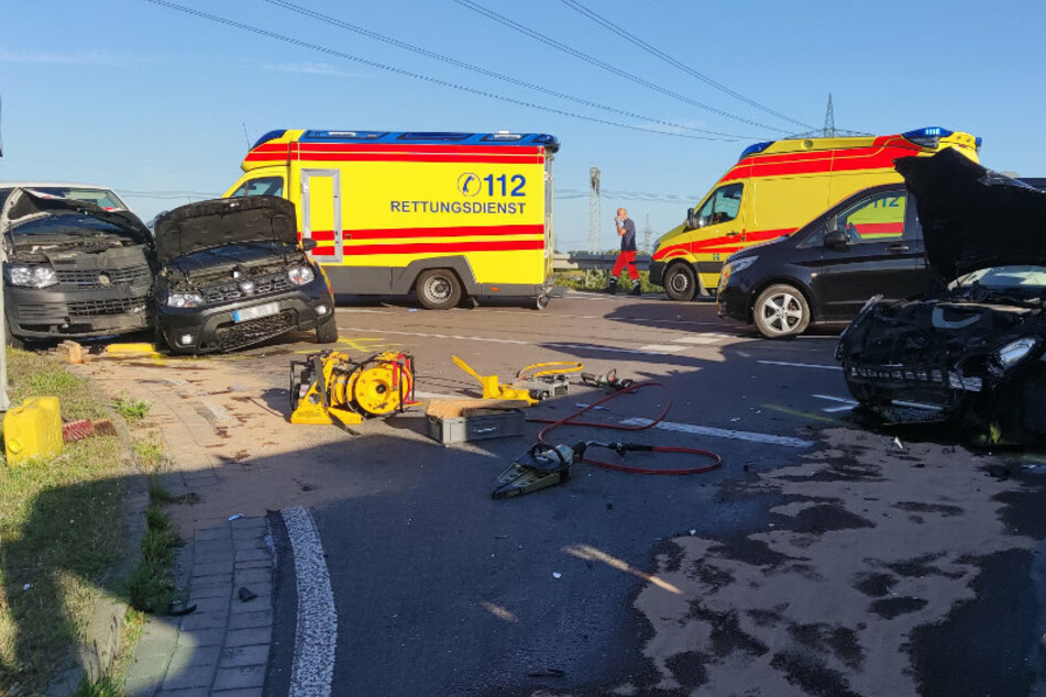 Einsatzkräfte stehen an der Unfallstelle.