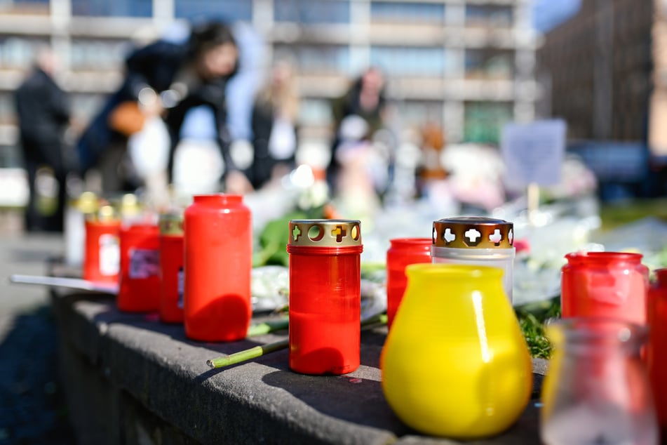 Am Mannheimer Paradeplatz wurden Blumen niedergelegt und Kerzen aufgestellt.