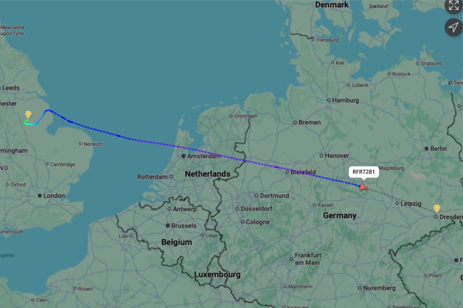 Die roten Pfeile im Anflug auf Dresden: zwischenzeitlich verfolgten über 1100 Nutzer den Flug über "Flightradar24".